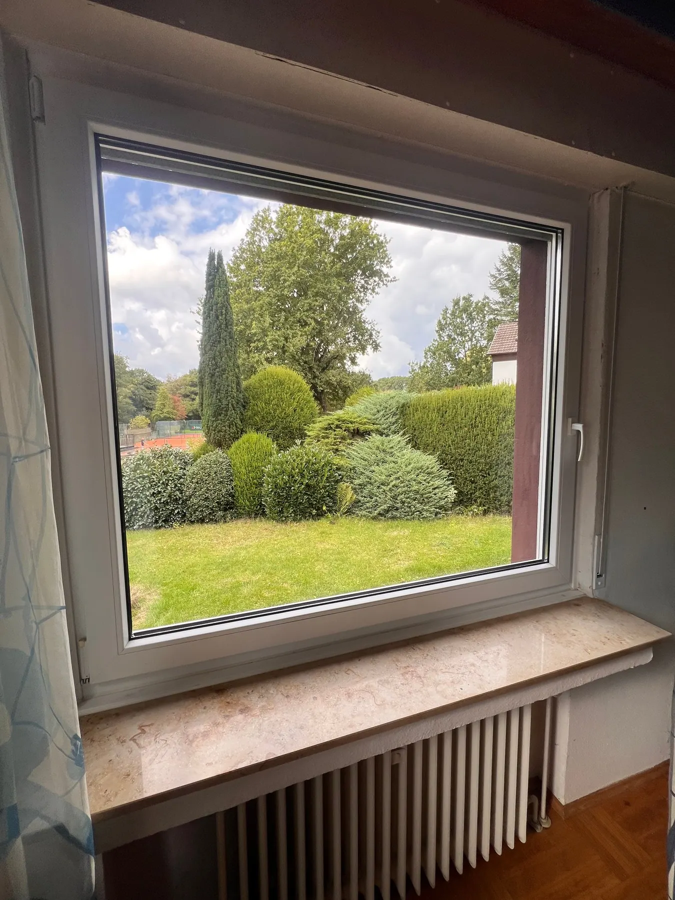 Fenster mit Blick in einen Garten